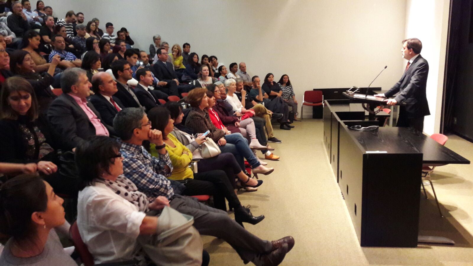 Numeroso público en la presentación de la película peruana "A los 40"